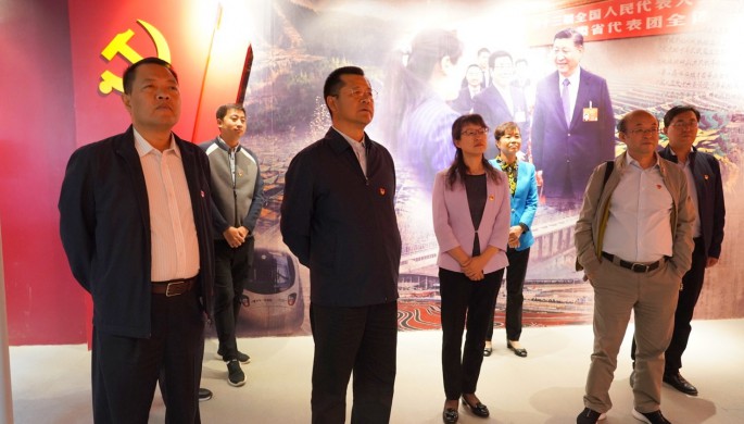 集團(tuán)公司開(kāi)展“不忘初心、牢記使命”主題黨日活動(dòng) <br/> — 參觀主題教育檔案文獻(xiàn)展